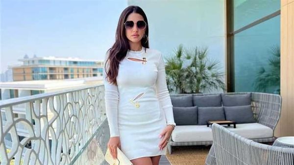 عباءة لافتة.. درة تثير الجدل بإطلالة جديدة | شاهد