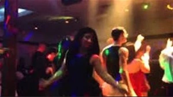 مشاجرة فى بار.. تفاصيل مثيرة في اتهام فنان لابن إعلامي شهير بضربه بالشيخ زايد