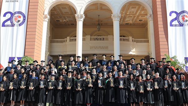 بحضور السير مجدي يعقوب.. الجامعة البريطانية تحتفل بالذكري العشرين وتكرم أوائل الدفعات