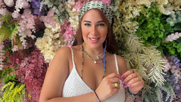 ملابس ملفتة.. أسما شريف منير تثير الجدل بهذه الإطلالة | شاهد