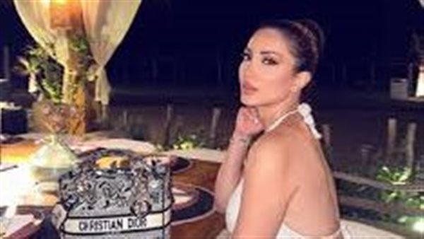 ملابس ملفتة.. نسرين طافش تستعرض رشاقتها بهذه الإطلالة | شاهد 