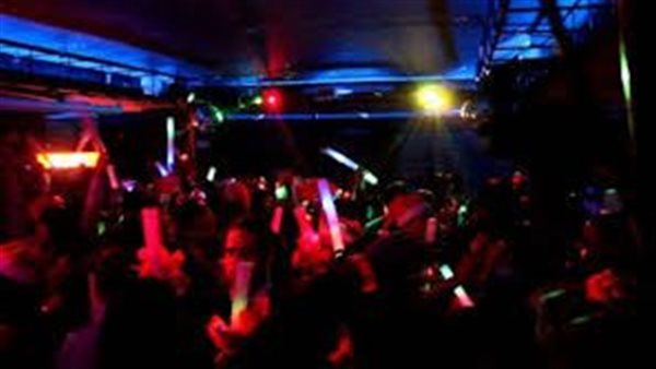 خناقة البار.. تطوّر مثير في اتهام ابن إعلامي شهير بضرب فنان بالشيخ زايد