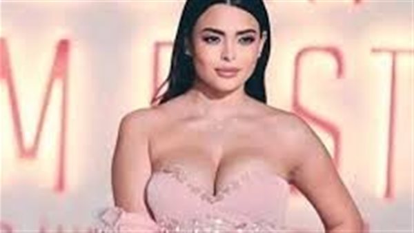 بعد أنباء ارتباطها بأمير المصري.. فساتين أثارت الجدل لـ أسماء جلال في الجونة | شاهد