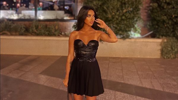 فستان قصير وبوت.. أية سماحة تثير ضجة بهذه الإطلالة | شاهد