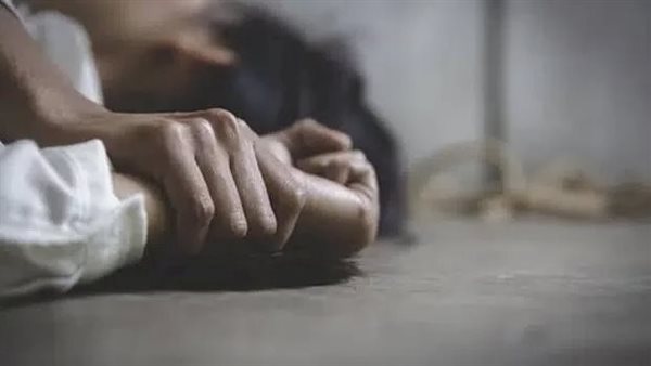 تفاصيل صادمة.. ماذا قال طبيب النساء المتهم باغتصاب بناته الثلاث؟