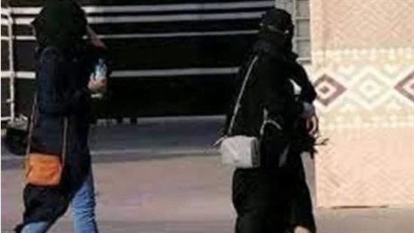 عينه زايغة وضعيف أمام العبايات.. حنان تطلب الخلع من زوجها في محكمة الأسرة