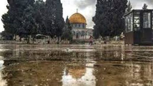 القدس تستقبل الشتاء ببرودة هادئة وأجواء روحانية في المسجد الأقصى