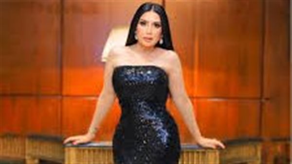 لامع مكشوف.. عبير صبرى تثير الجدل بهذه الإطلالة | شاهد