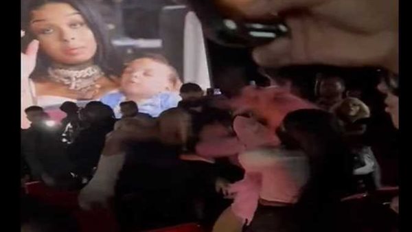 في العرض الأول لفيلم عالمي.. سيدات يحولن صالة سينما لـ حلبة مصارعة | فيديو