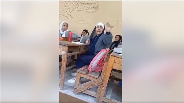 محترموش المدرس..فيديو يثير الجدل لخناقة طالبات أمام المعلم بالفصل | شاهد
