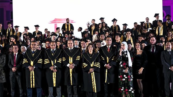 الجامعة المصرية الصينية تحتفل بتخريج دفعتين من كليتي الهندسة والاقتصاد والتجارة الدولية