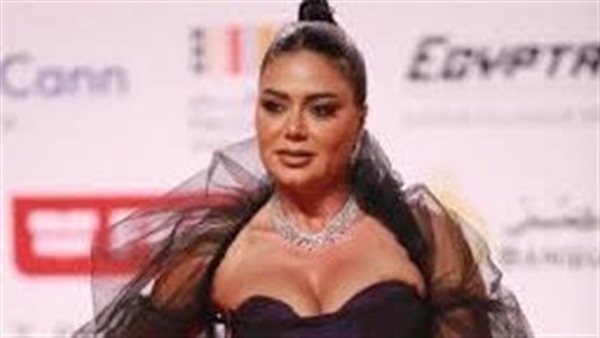 جريئة وغريبة.. رانيا يوسف تثير الجدل في افتتاح مهرجان القاهرة | شاهد