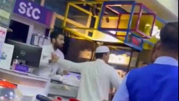 القصة الكاملة.. حقيقة فيديو تعدي كويتي على وافد مصري في مركز تسوق