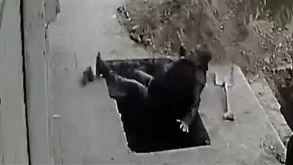 فيديو يحبس الأنفاس.. شخص يسقط فجأة داخل حفرة بطريقة مخيفة | شاهد