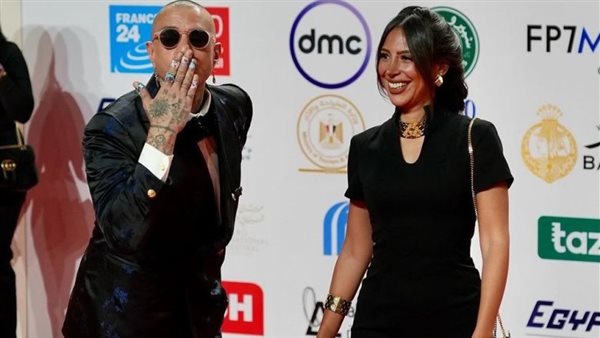 بعد إثارتهما للجدل.. من هي الفتاة التي قبلها أحمد الفيشاوى أمام الجميع ؟ | شاهد