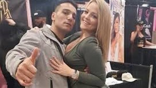 مباحث الآداب كانت مستنياه في المطار.. تفاصيل التحقيق مع ممثل أفلام إباحية