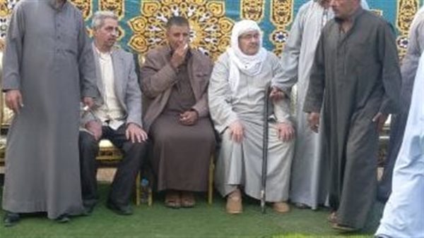 «مقدرش ياخد عزاه».. انهيار والد اللاعب محمد شوقي أثناء تلقي العزاء