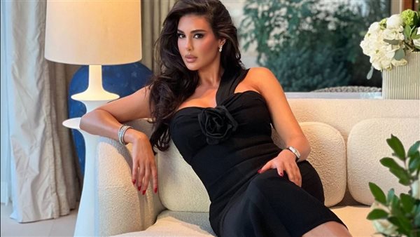 أوف شولدر.. ياسمين صبري تثير ضجة بهذه الإطلالة | شاهد