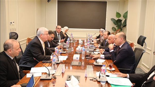 وزيرا التعليم العالي والعمل يبحثان تطوير الجامعة العمالية