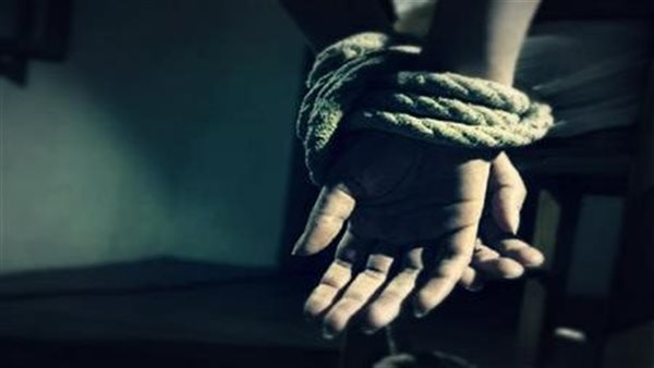 صوروه بدون ملابس.. تفاصيل القبض على المتهمين بإستدراج عامل وإجباره على توقيع إيصالات