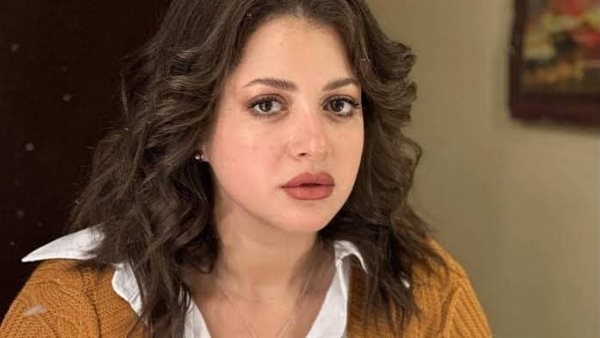 اللقم تزيح النقم.. مني فاروق تقوم بتوزيع ٣٠٠٠ وجبة علي الفقراء |فيديو