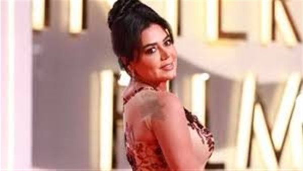 لون فاتح أم بطانة؟.. رانيا يوسف تثير الجدل بفستان جريء في ختام «القاهرة السينمائي» | شاهد