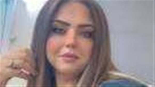 إعلامية تشن هجومًا ناريًا على مدرس لتوزيعه سيارات ورحلات عمرة على الطلاب | فيديو