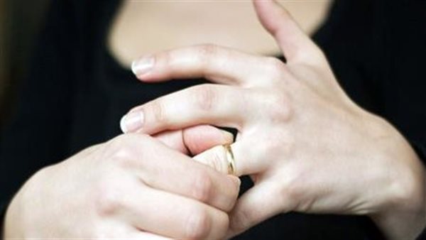 مدمن شطرنج..شيماء تطلب خلع زوجها في محكمة الأسرة