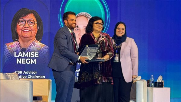 جامعة اسلسكا تكرم الدكتورة لميس نجم عضو المجلس الاستشاري للتعليم التنفيذي