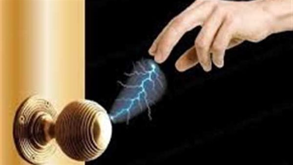 هل تشعر برعشة كهربائية عند لمس الأشياء؟.. 7 طرق للتخلص من الشحنات الزائدة في الجسم