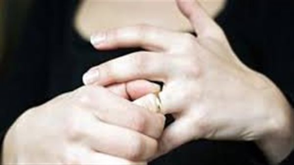 عصبي ورشني بالكلور في وشي.. هالة تطلب خلع زوجها في محكمة الأسرة