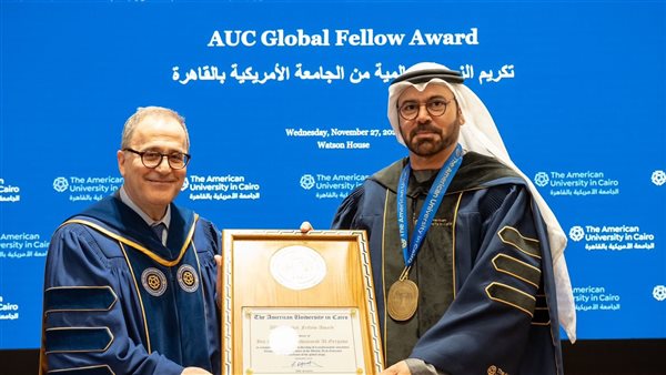 الجامعة الأمريكية بالقاهرة تمنح وزير شؤون مجلس الوزراء الإماراتي الزمالة الفخرية العالمية