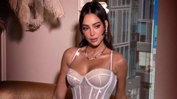 دانتيل شفاف.. طليقة تامر حسني تثير الجدل بإطلالة جريئة | شاهد