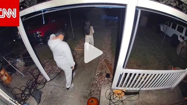 مشهد مرعب.. سيارة مسرعة تقتحم منزل شاب وفتاة وفرارهم بأعجوبة | فيديو