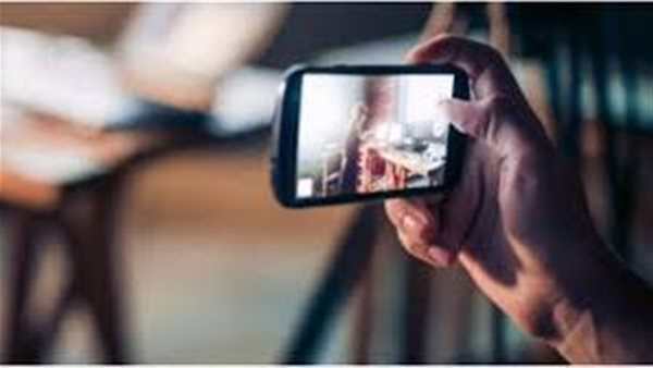 الحبس سنة لعامل نظافة متهم بتصوير زميلتيه داخل محل حلواني