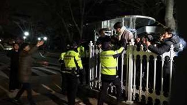 طوارئ وانتشار الجيش واشتباكات.. ماذا يحدث في كوريا الجنوبية؟ | فيديو 