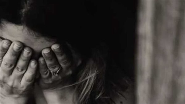 العروسة طفلة والعريس مسن خليجي.. تفاصيل مثيرة في اتهام أب باجبار ابنته على الزواج بمقابل مادي ومجوهرات