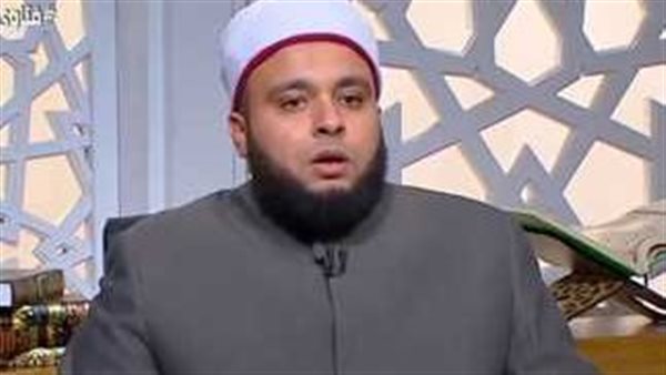 حكم إنفاق الأم على ابنتها المتزوجة من زكاة المال؟ | فيديو