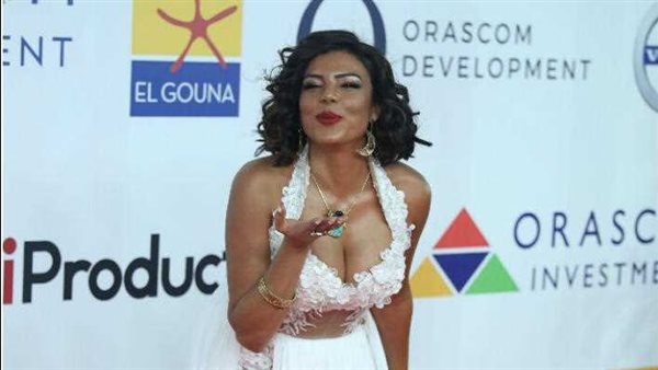 أوف شولدر.. ناهد السباعي تثير الجدل بهذه الإطلالة | شاهد