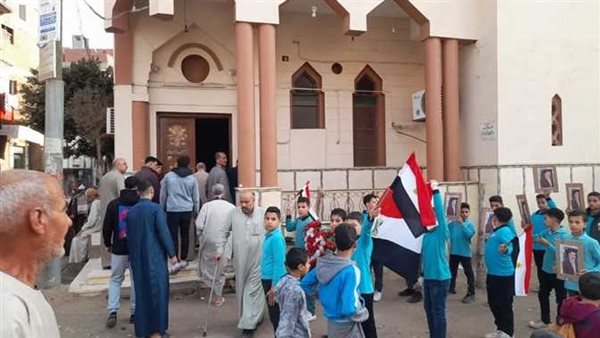 مشهد جنائزي مؤثر.. طلاب بالغربية يودعون معلمهم بممر شرفي | شاهد