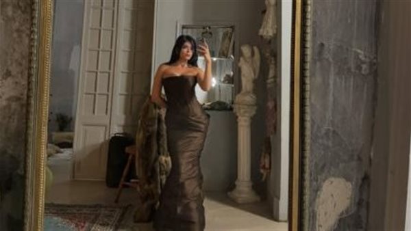 فستان جريء.. اسماء جلال تثير ضجة بهذه الإطلالة | شاهد