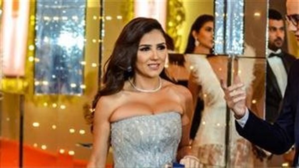 كب لامع.. مي عمر تثير الجدل بهذه الإطلالة | شاهد