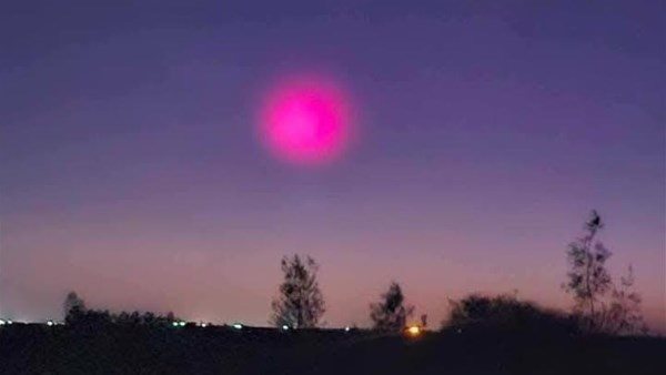  ما السبب؟.. سر ظهور كرة حمراء ضخمة في سماء مصر وسوريا 