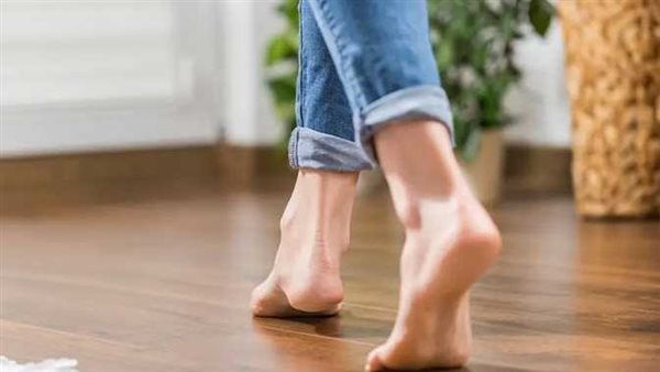 طبيب شهير يجيب..هل المشي حافيًا مضرّ بالصحة وما علاقته بكهرباء القلب؟ | فيديو