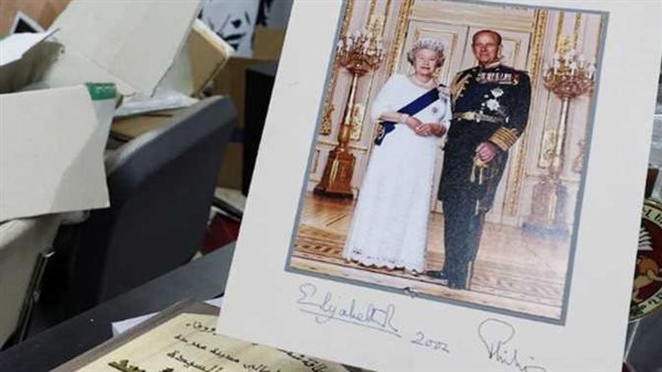 قصة صورة الملكة إليزابيث.. ماذا يوجد بـ«غرفة الكنز»داخل قصر بشار الأسد؟ | شاهد