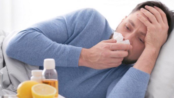  هل تعاني من أعراض البرد؟.. تعرف على الفيروسات المسببة للأمراض التنفسية وطرق الوقاية 
