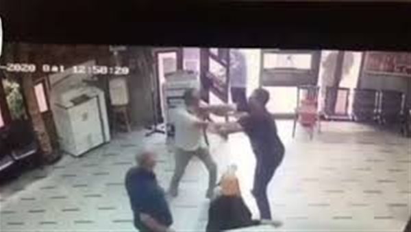 بلطجية بالأسلحة البيضاء.. علقة ساخنة لمدير مدرسة في الدقهلية