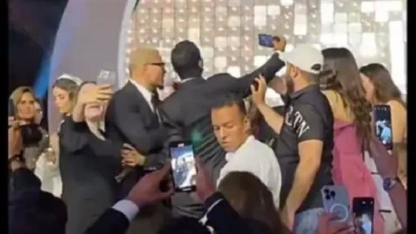 حيثيات إلزام عمرو دياب بتعويض 10 آلاف جنيه للشاب المصفوع