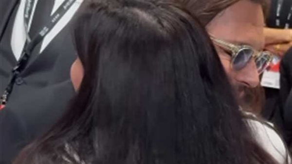 ما القصة؟.. جوني ديب يحتضن فتاة ويُقبّل يدها في مهرجان البحر الأحمر | شاهد