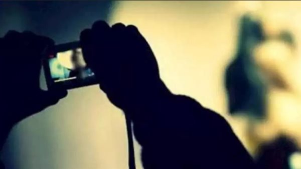 صورها في حضنه وبعت الفيديو لابنها.. حكاية مجنون ليلى بالشيخ زايد